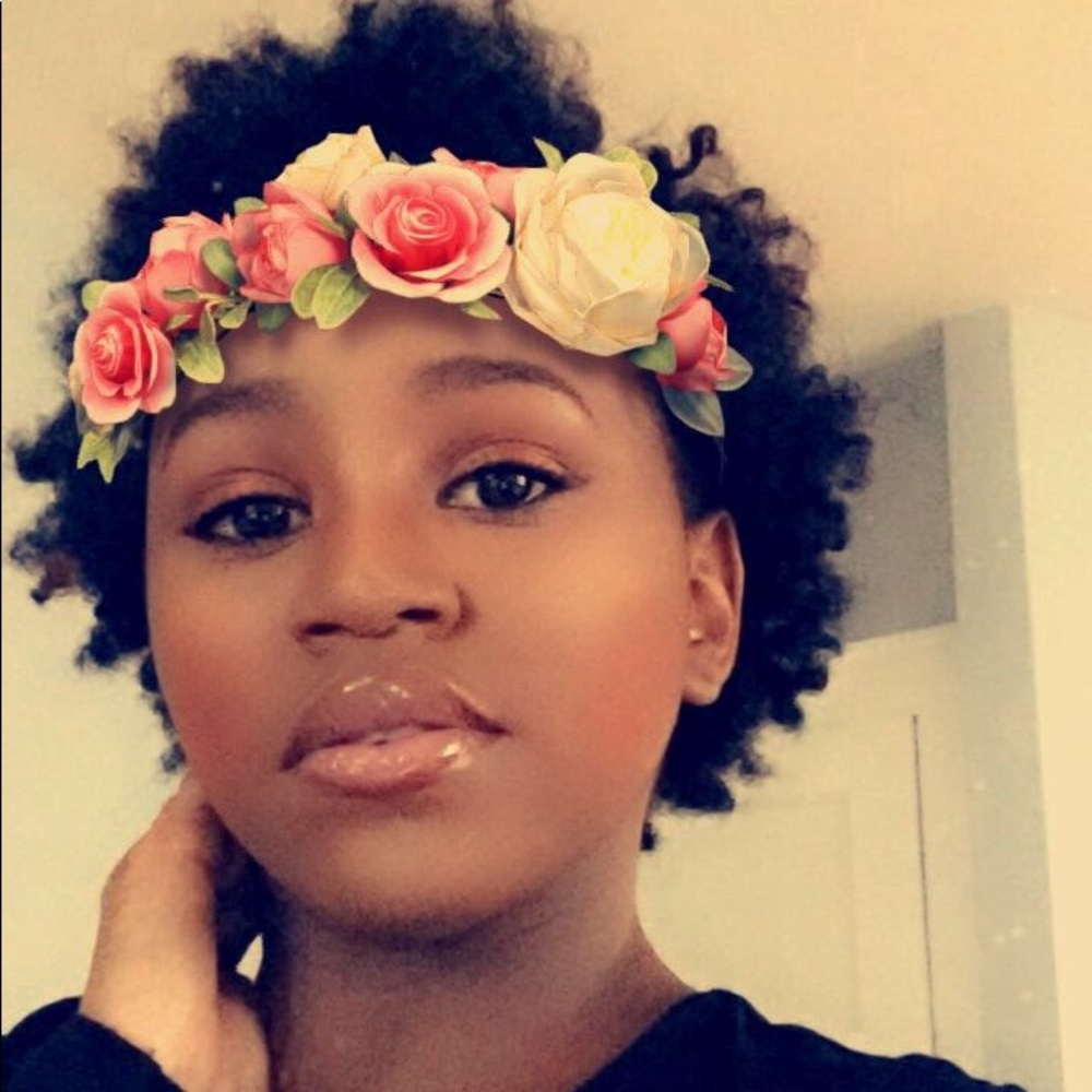 Meet your posher, Carlyn! 🌺